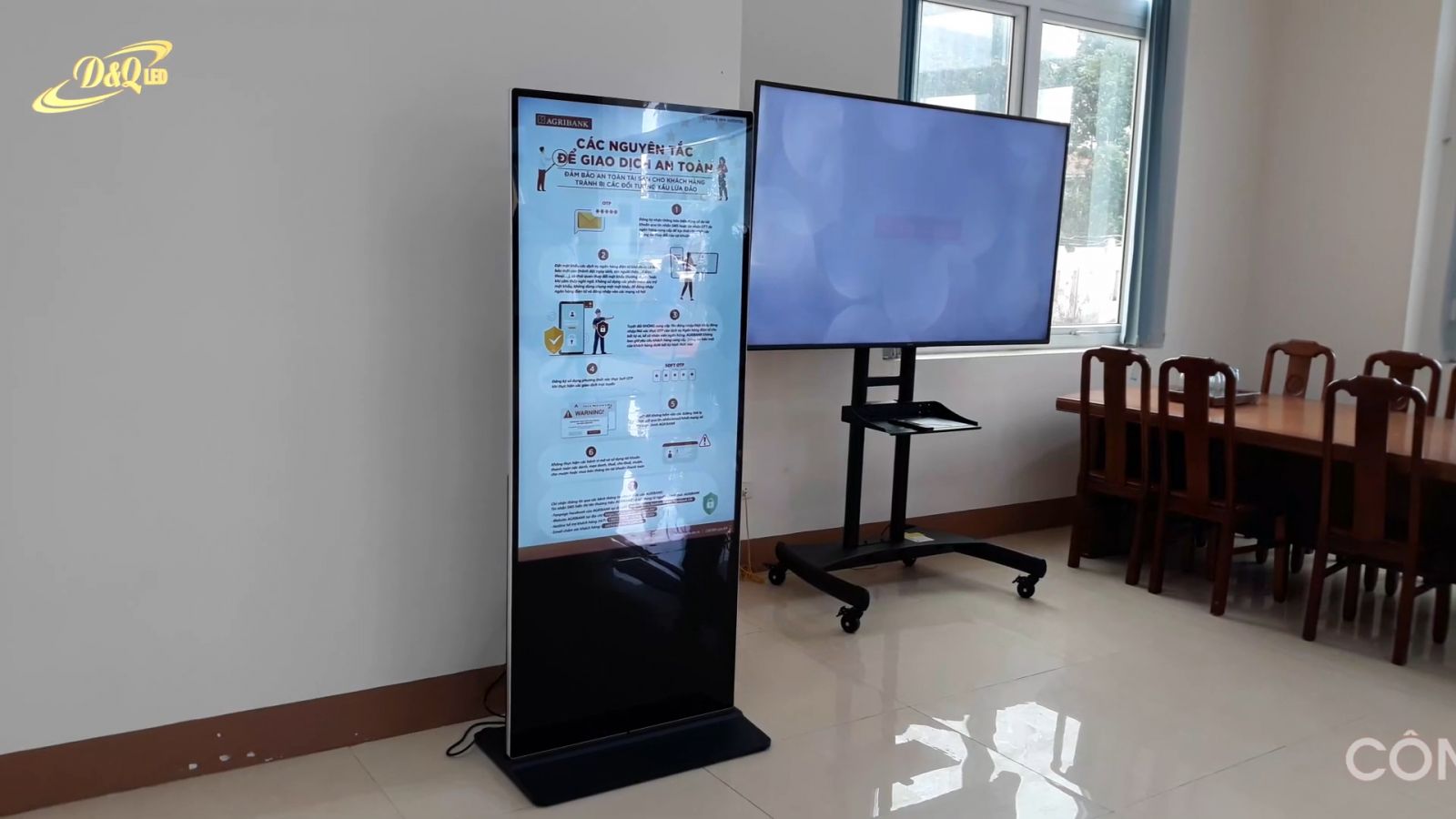 Chi nhánh Hướng Hóa - DQ led việt nam Lắp chuỗi LCD quảng cáo đứng 55