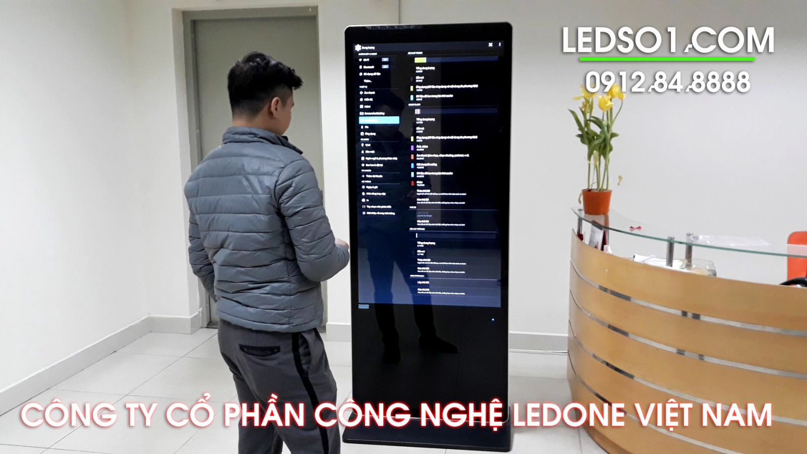 Màn hình quảng cáo Lcd chân đứng 55inch wifj | Lắp đặt tại 139 Lê Văn Lương