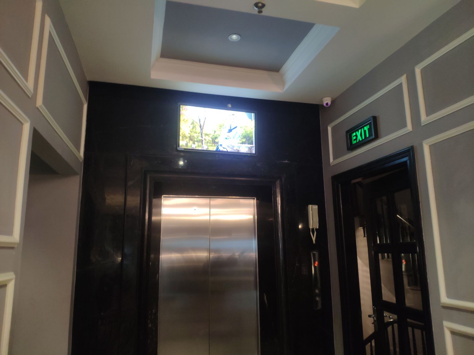 Lắp lcd quảng cáo 32 inch Wifi tại sảnh thang máy JM Marvel Hotel & Spa.